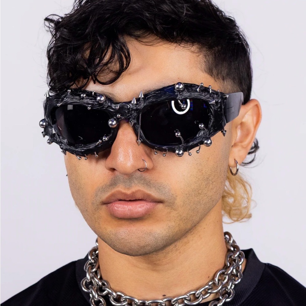 ATTERE IRON PIERCED Pierced Punk Unisex Sunglasses - Picture 3 of 3